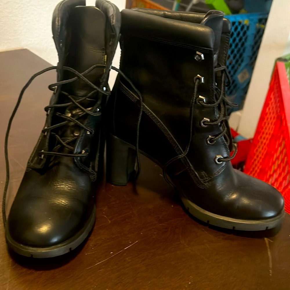 Timberland black boots size 6. Lightly worn.